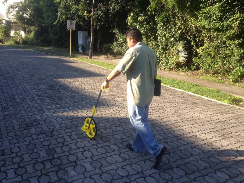 Hombre caminando con odómetro